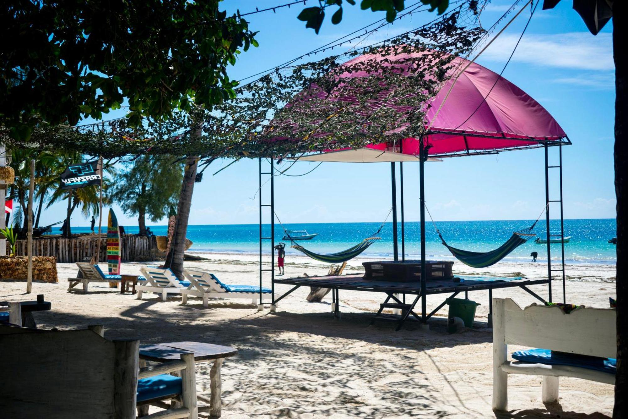 Хостел Soul Breeze Backpackers Diani Диани-Бич Экстерьер фото
