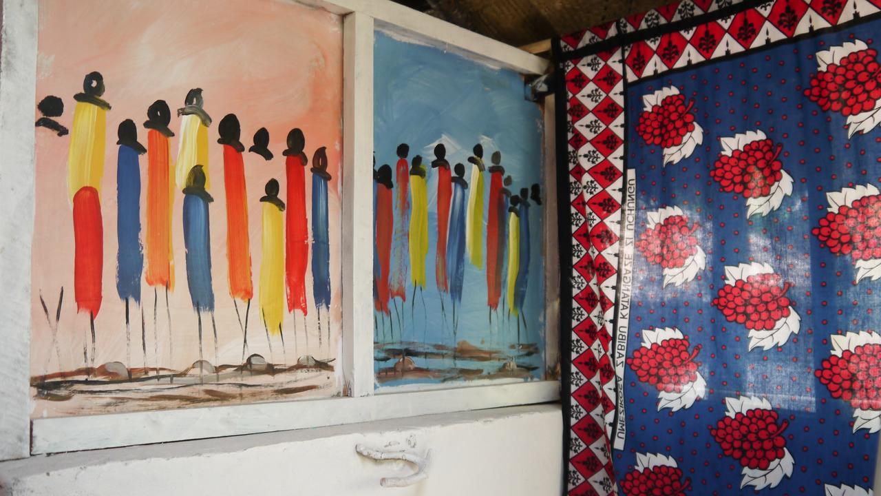 Хостел Soul Breeze Backpackers Diani Диани-Бич Экстерьер фото