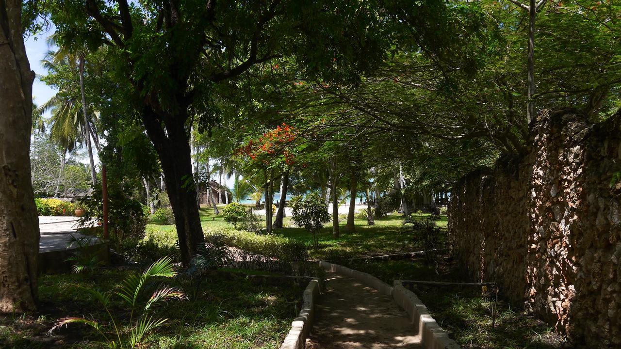 Хостел Soul Breeze Backpackers Diani Диани-Бич Экстерьер фото