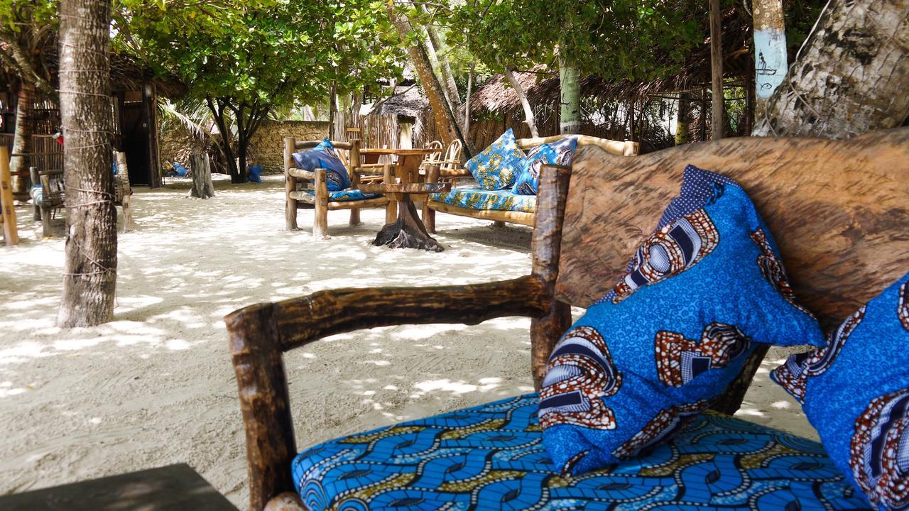 Хостел Soul Breeze Backpackers Diani Диани-Бич Экстерьер фото