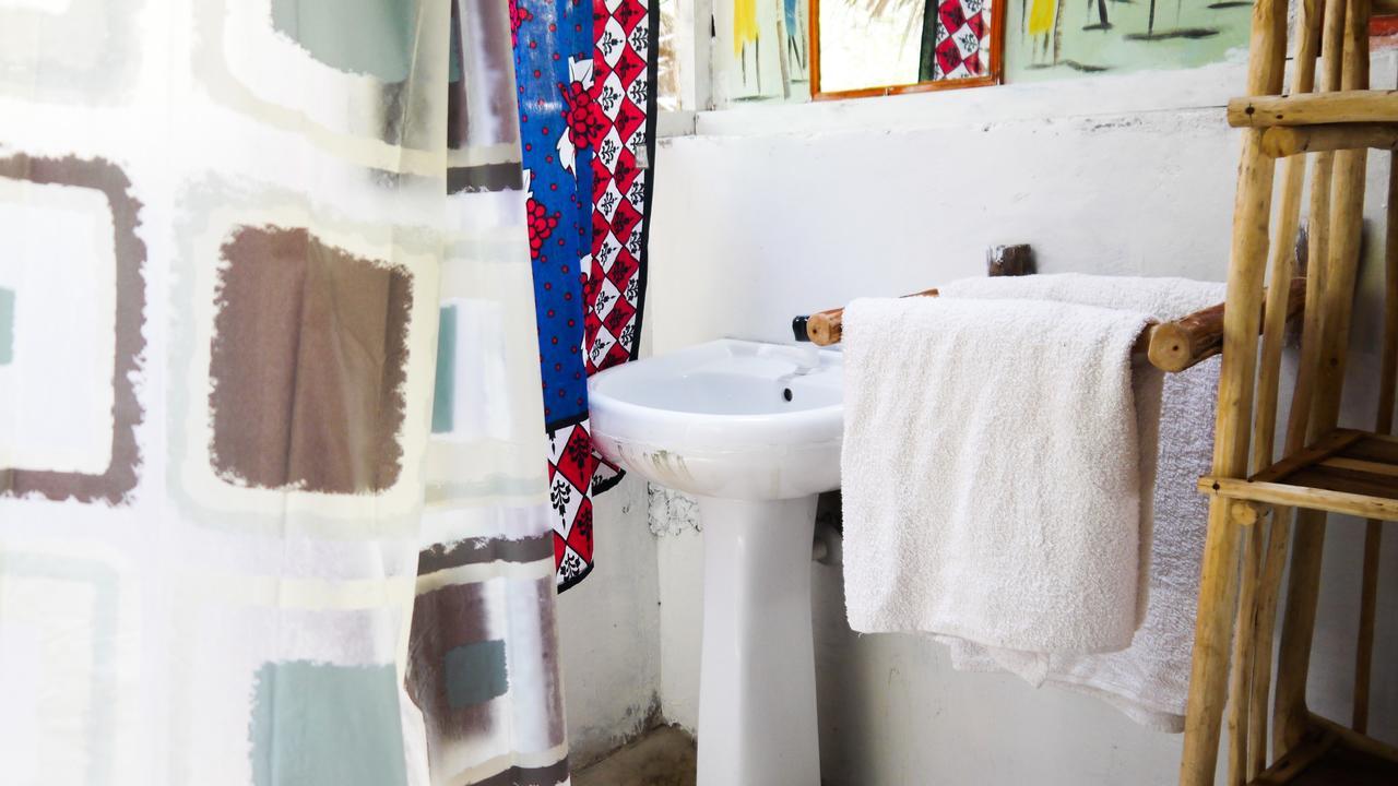 Хостел Soul Breeze Backpackers Diani Диани-Бич Экстерьер фото
