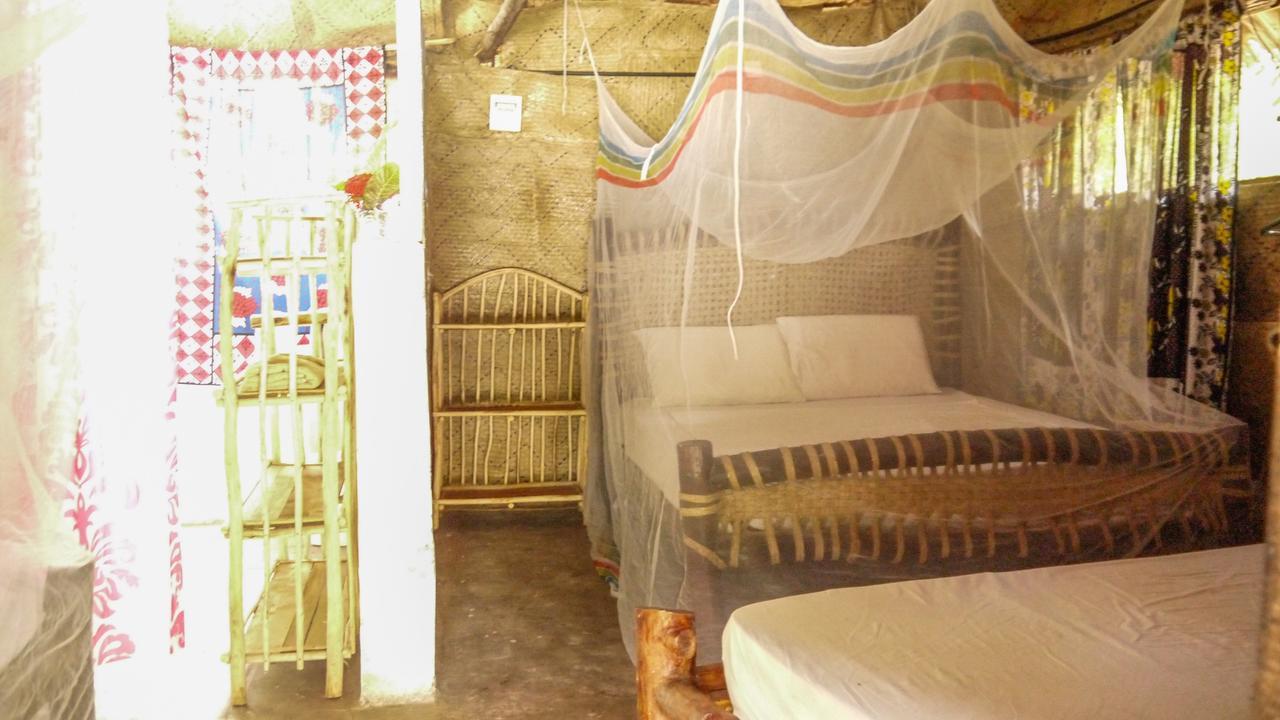 Хостел Soul Breeze Backpackers Diani Диани-Бич Экстерьер фото