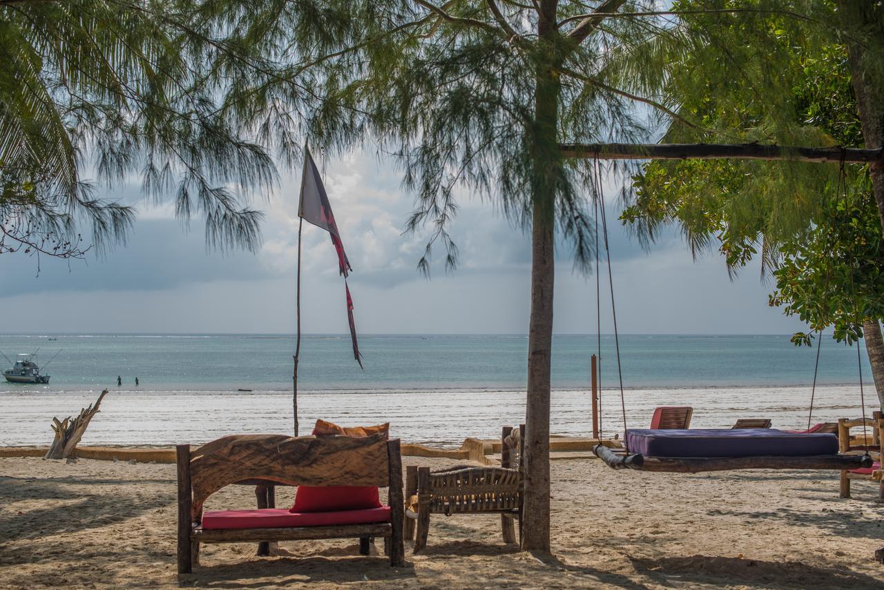 Хостел Soul Breeze Backpackers Diani Диани-Бич Экстерьер фото