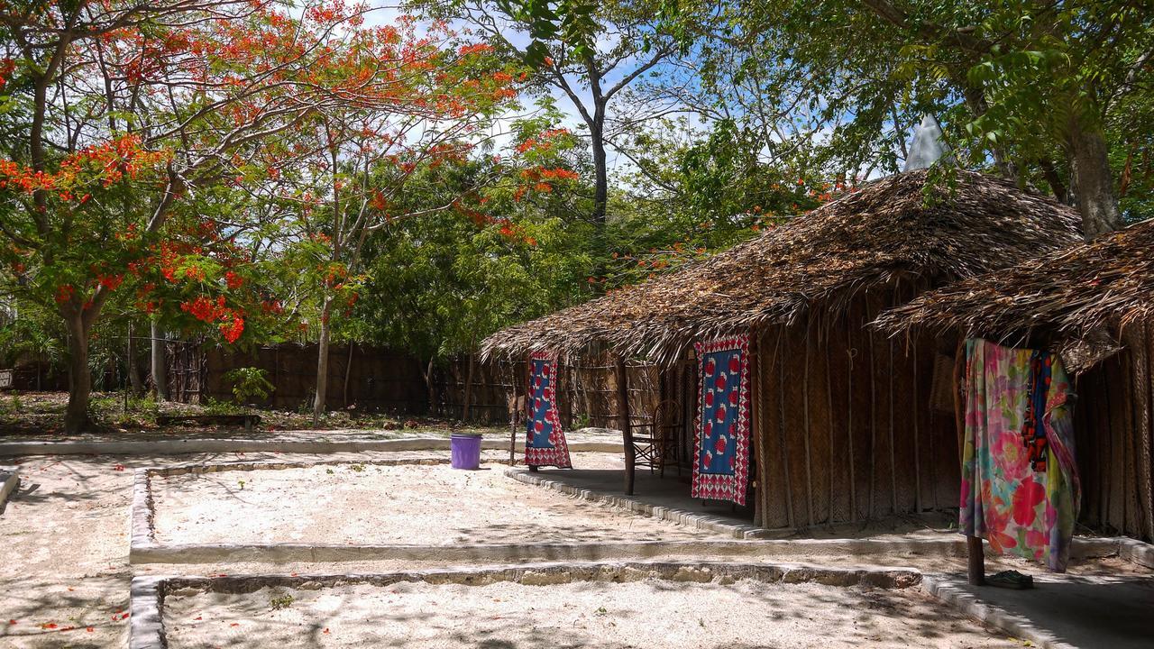 Хостел Soul Breeze Backpackers Diani Диани-Бич Экстерьер фото