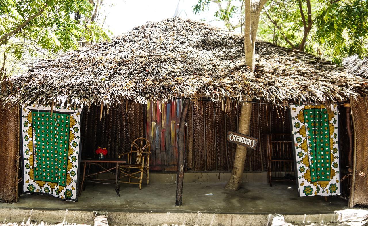Хостел Soul Breeze Backpackers Diani Диани-Бич Экстерьер фото