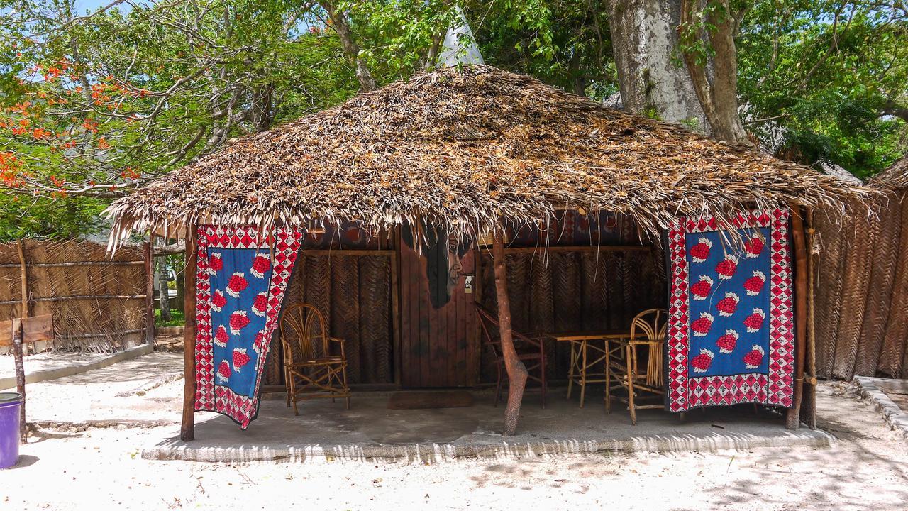 Хостел Soul Breeze Backpackers Diani Диани-Бич Экстерьер фото