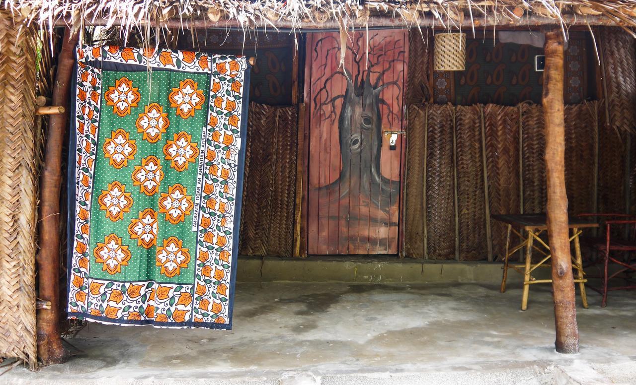 Хостел Soul Breeze Backpackers Diani Диани-Бич Экстерьер фото