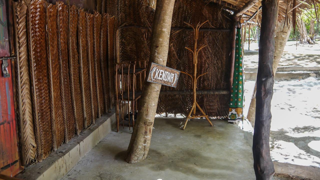 Хостел Soul Breeze Backpackers Diani Диани-Бич Экстерьер фото