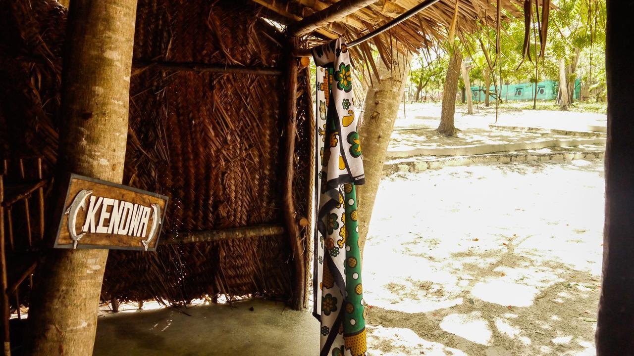 Хостел Soul Breeze Backpackers Diani Диани-Бич Экстерьер фото