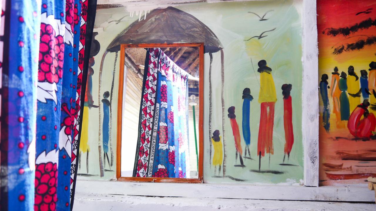Хостел Soul Breeze Backpackers Diani Диани-Бич Экстерьер фото
