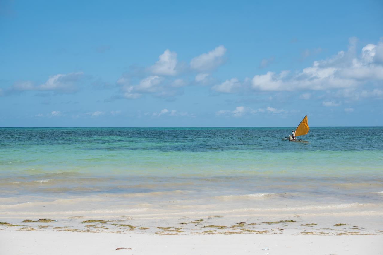 Хостел Soul Breeze Backpackers Diani Диани-Бич Экстерьер фото