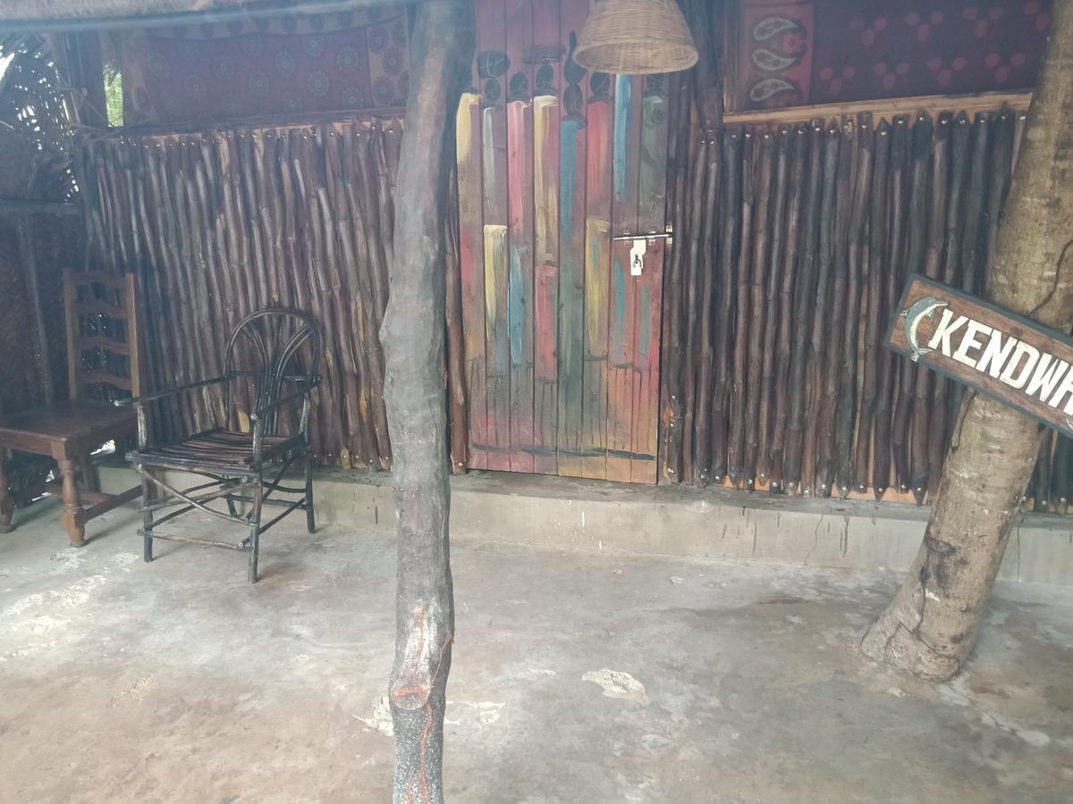 Хостел Soul Breeze Backpackers Diani Диани-Бич Экстерьер фото