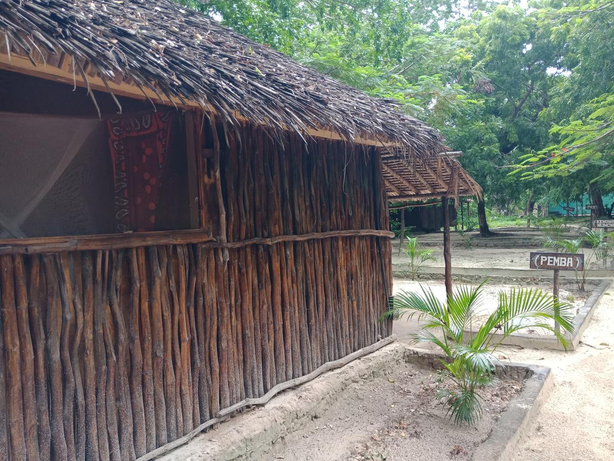 Хостел Soul Breeze Backpackers Diani Диани-Бич Экстерьер фото