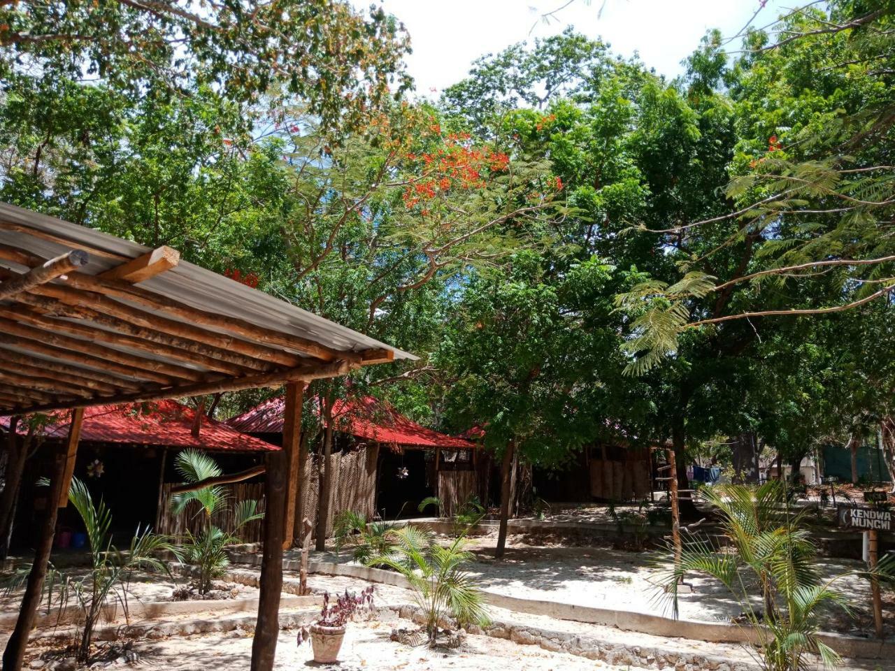 Хостел Soul Breeze Backpackers Diani Диани-Бич Экстерьер фото
