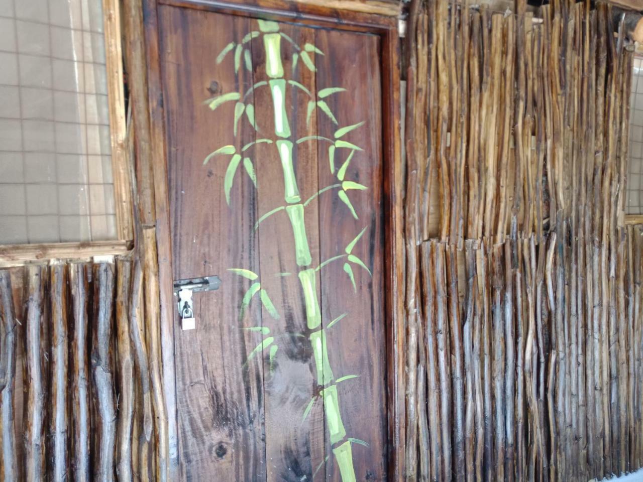 Хостел Soul Breeze Backpackers Diani Диани-Бич Экстерьер фото