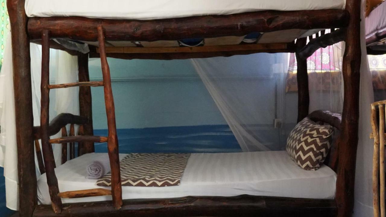 Хостел Soul Breeze Backpackers Diani Диани-Бич Экстерьер фото
