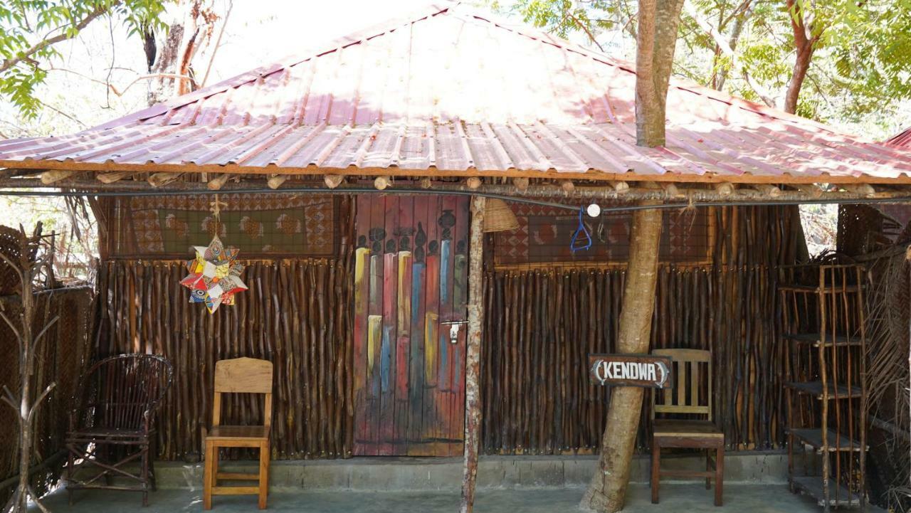 Хостел Soul Breeze Backpackers Diani Диани-Бич Экстерьер фото